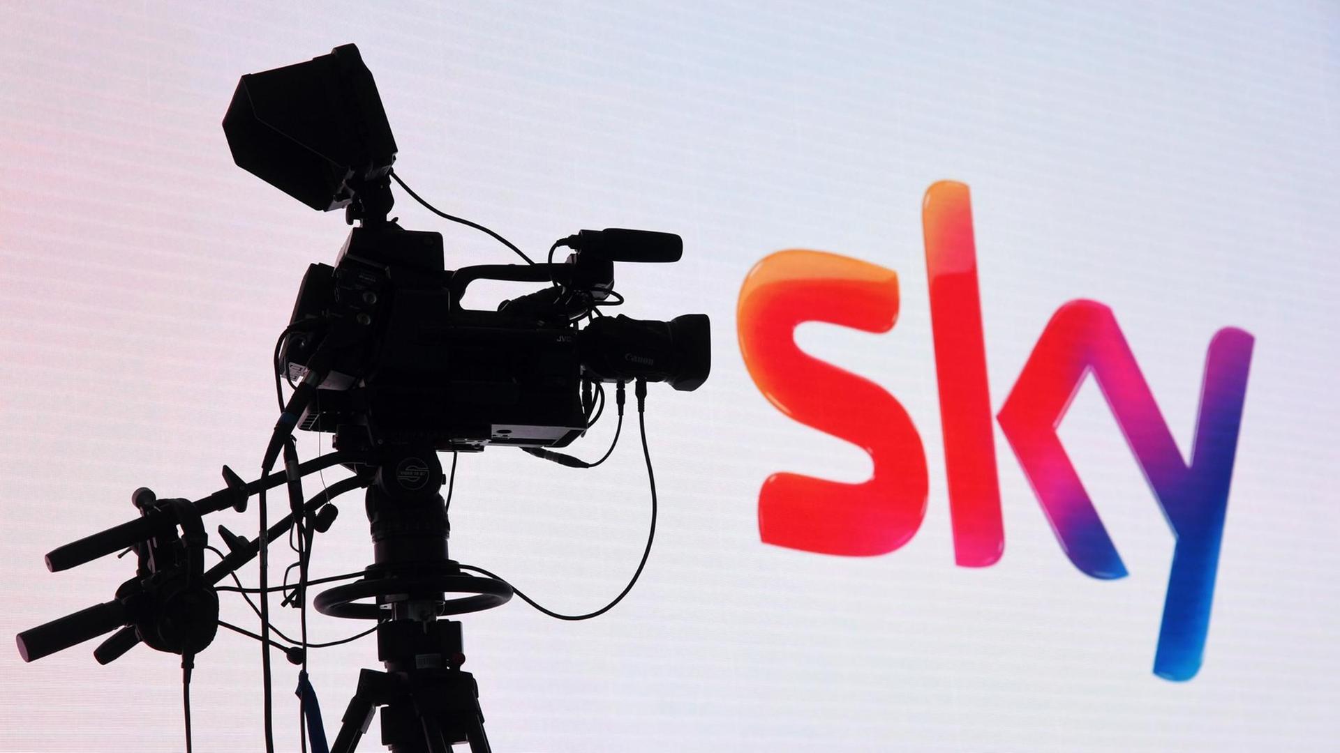 Eine Fernsehkamera und ein Sky-Logo, aufgenommen bei der Vorstellung "Das neue Sky" beim Pay-TV-Sender Sky.