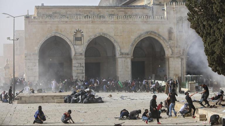 Israel, Jerusalem: Palästinenser stoßen mit israelischen Sicherheitskräften auf dem Gelände der Al-Aksa-Moschee in der Altstadt zusammen.