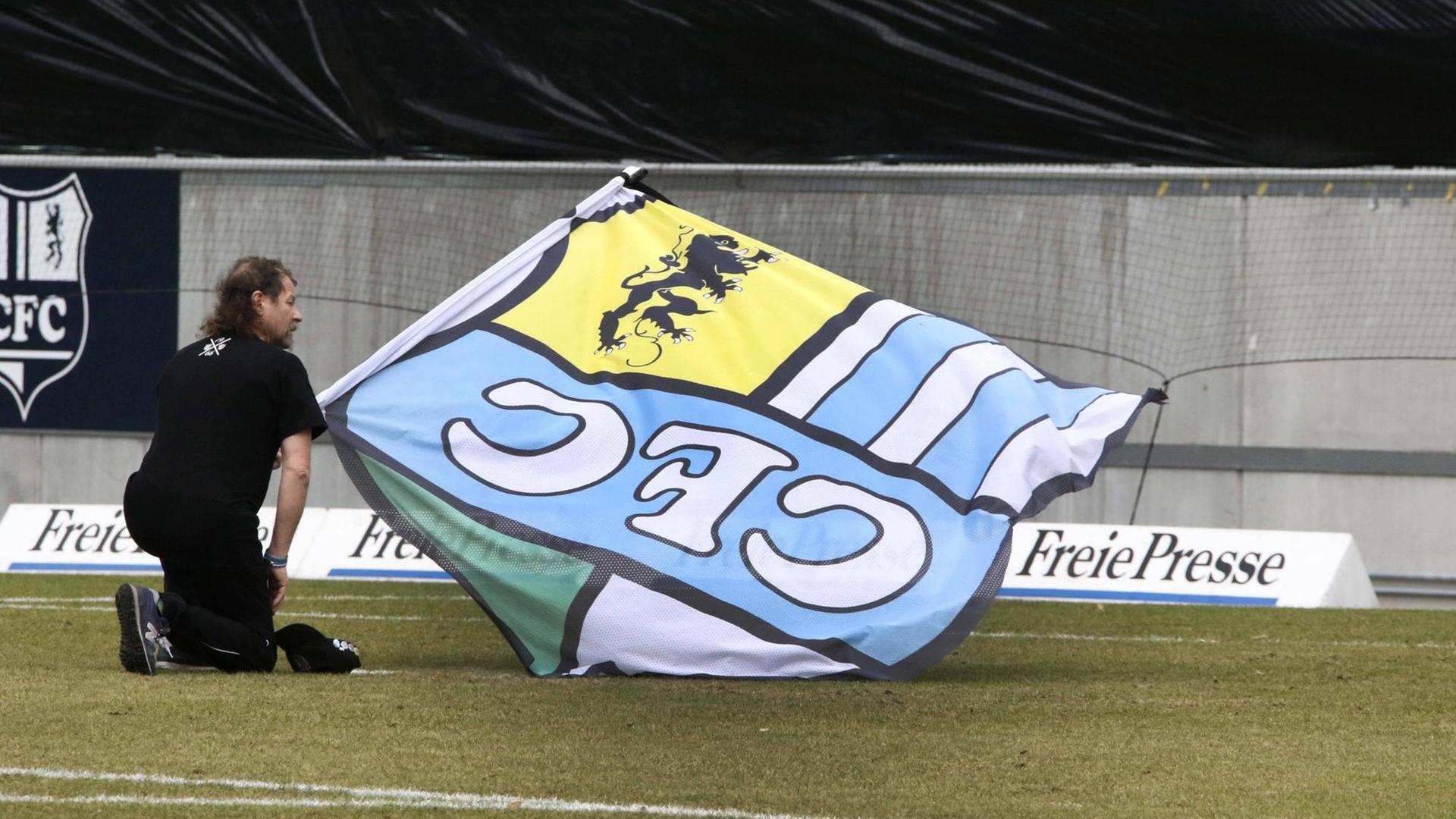 Zum Gedenken an den verstorbenen rechtsextremen Hooligan Thomas Haller wird im Stadion des Chemnitzer FC vor dem Spiel gegen VSG Altglienicke die Fahne gesenkt.