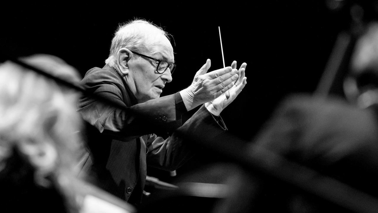 Der Komponist Ennio Morricone bei seiner "The Farewell Tour" mit Taktstock in der Hand. Der Komponist Ennio Morricone bei seiner "The Farewell Tour" mit Taktstock in der Hand.