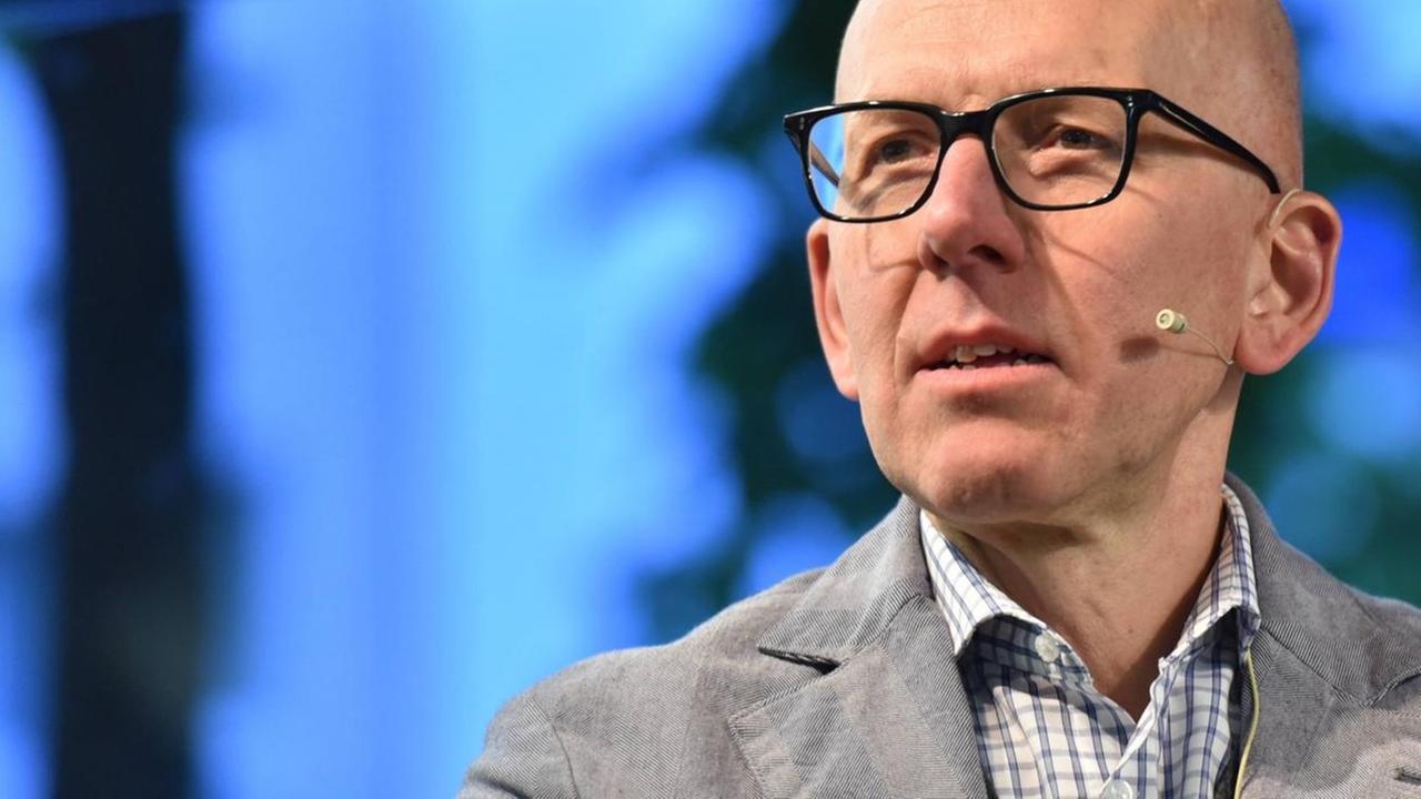 Der Soziologe Heinz Bude mit kleinem Mikrofon bei einer Veranstaltung Der Soziologe Heinz Bude mit kleinem Mikrofon bei einer Veranstaltung
