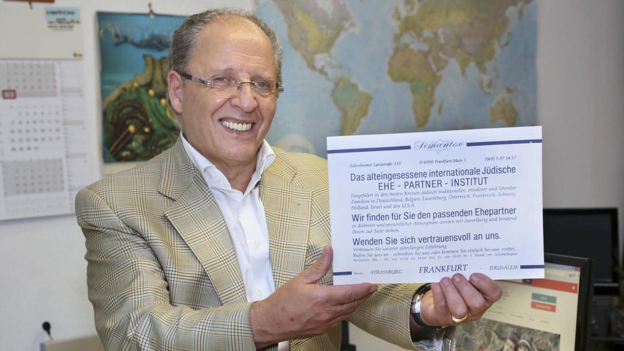 Der jüdische Heiratsvermittler José Weber im Büro seiner Heiratsbörse, Simantov International in Frankfurt am Main. Jüdische, christliche oder muslimische Paarvermittler setzen auf Singles, die mit ihrem Partner auch den Glauben teilen wollen. Dabei ist wenig erforscht, wie sich Religion und Beziehung konkret beeinflussen. In seinem kleinen Cockpit in der Frankfurter Innenstadt bringt Weber beziehungssuchende Juden aus der ganzen Welt via Videotelefonie zusammen, vom Berliner Ex-Gigolo bis zur slawischen Klatschreporterin. Seine Kunden sehnen sich nicht nur nach einem Lebens-, sondern auch nach einem Glaubensgefährten. José Weber sieht sich als Retter einsamer Seelen. In knapp 20 Jahren habe er 272 Ehen gestiftet. Aktuell befinden sich 1.500 heiratswillige Personen in seiner Kartei. Der jüdische Heiratsvermittler José Weber im Büro seiner Heiratsbörse, Simantov International in Frankfurt am Main. Jüdische, christliche oder muslimische Paarvermittler setzen auf Singles, die mit ihrem Partner auch den Glauben teilen wollen. Dabei ist wenig erforscht, wie sich Religion und Beziehung konkret beeinflussen. In seinem kleinen Cockpit in der Frankfurter Innenstadt bringt Weber beziehungssuchende Juden aus der ganzen Welt via Videotelefonie zusammen, vom Berliner Ex-Gigolo bis zur slawischen Klatschreporterin. Seine Kunden sehnen sich nicht nur nach einem Lebens-, sondern auch nach einem Glaubensgefährten. José Weber sieht sich als Retter einsamer Seelen. In knapp 20 Jahren habe er 272 Ehen gestiftet. Aktuell befinden sich 1.500 heiratswillige Personen in seiner Kartei.