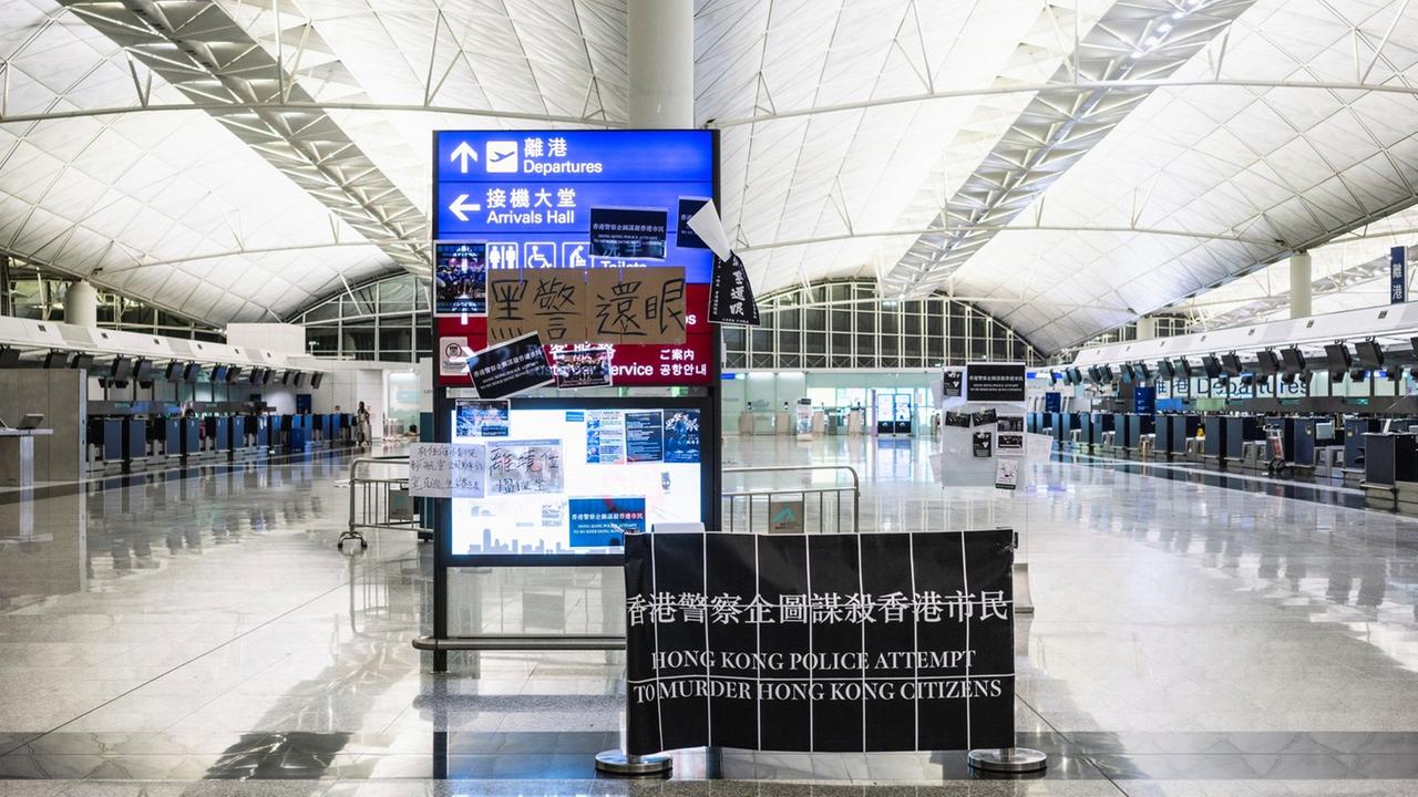 Das stillgelegte und menschenleere Flughafengebäude in Hong Kong nach der Schließung durch die Behörden am 12.8.2019. Auf einem von Demonstranten angebrachten Plakat ist auf englisch zu lesen: Hong Kong Police attempt to murder Hong Kong Citizens. (Die Polizei von Hongkong versucht Hongkonger Bürger zu ermorden) Das stillgelegte und menschenleere Flughafengebäude in Hong Kong nach der Schließung durch die Behörden am 12.8.2019. Auf einem von Demonstranten angebrachten Plakat ist auf englisch zu lesen: Hong Kong Police attempt to murder Hong Kong Citizens. (Die Polizei von Hongkong versucht Hongkonger Bürger zu ermorden)