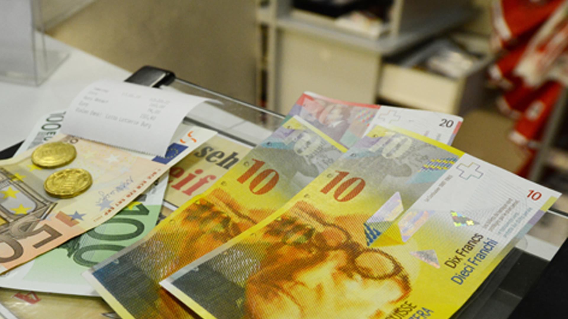 Schweizer Franken werden in Euro gewechselt. Schweizer Franken werden in Euro gewechselt.