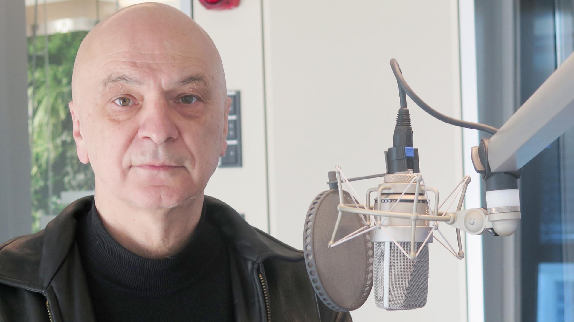 Der Komponist Bernhard Lang im Studio des Deutschlandfunk Kultur. Der Komponist Bernhard Lang im Studio des Deutschlandfunk Kultur.