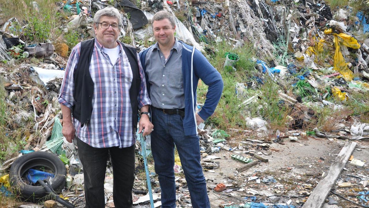 Hellmut Köppke und Thomas Hemmerling auf der Müllkippe Neuendorf