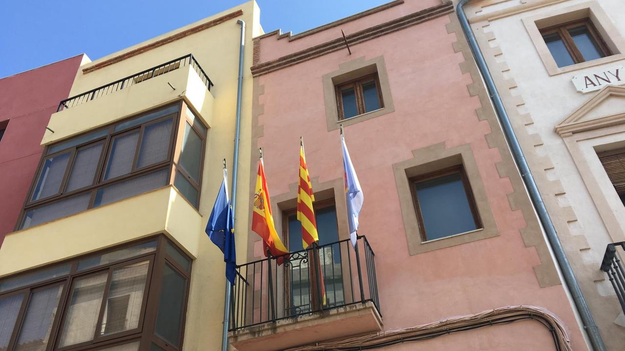 Das Rathaus von La Canonja - mit Spanien-, Katalonien- und Europaflagge Das Rathaus von La Canonja - mit Spanien-, Katalonien- und Europaflagge