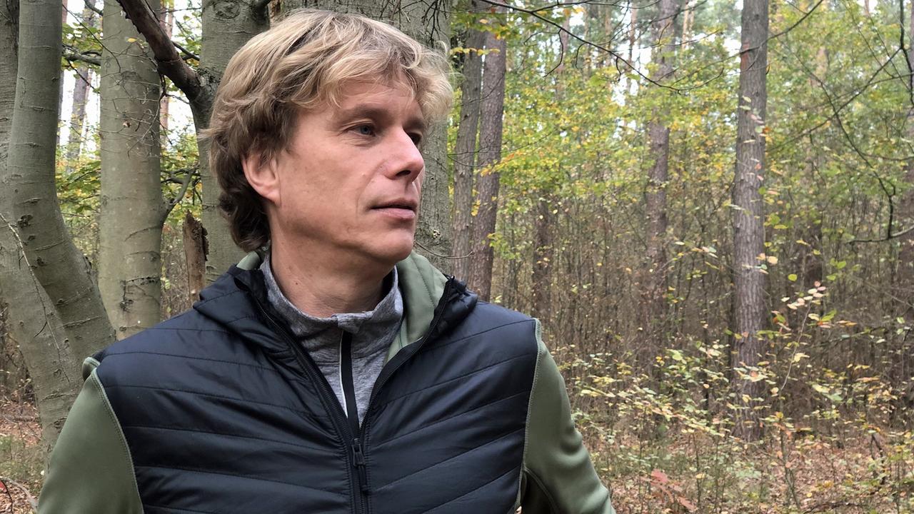 Förster Dietrich Mehl steht im Wald. Förster Dietrich Mehl steht im Wald.