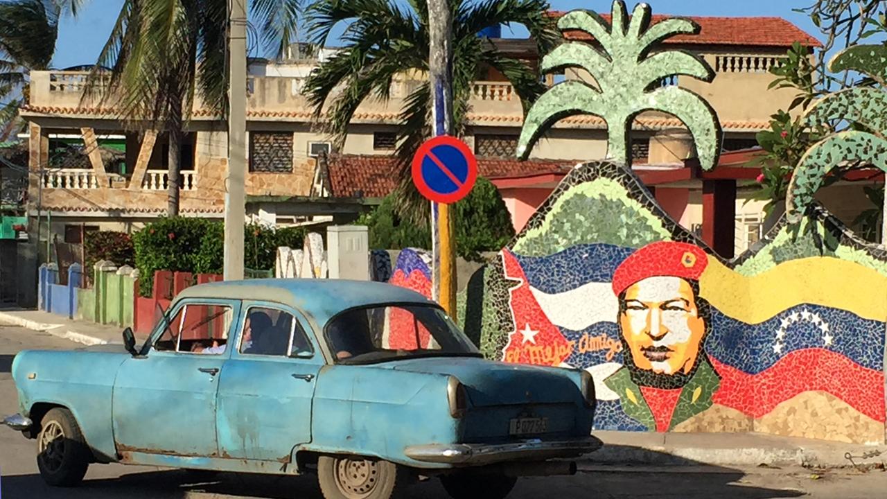 Eine Mauer hat José Fuster mit einem Hugo-Chavez-Mosaik dekoriert.