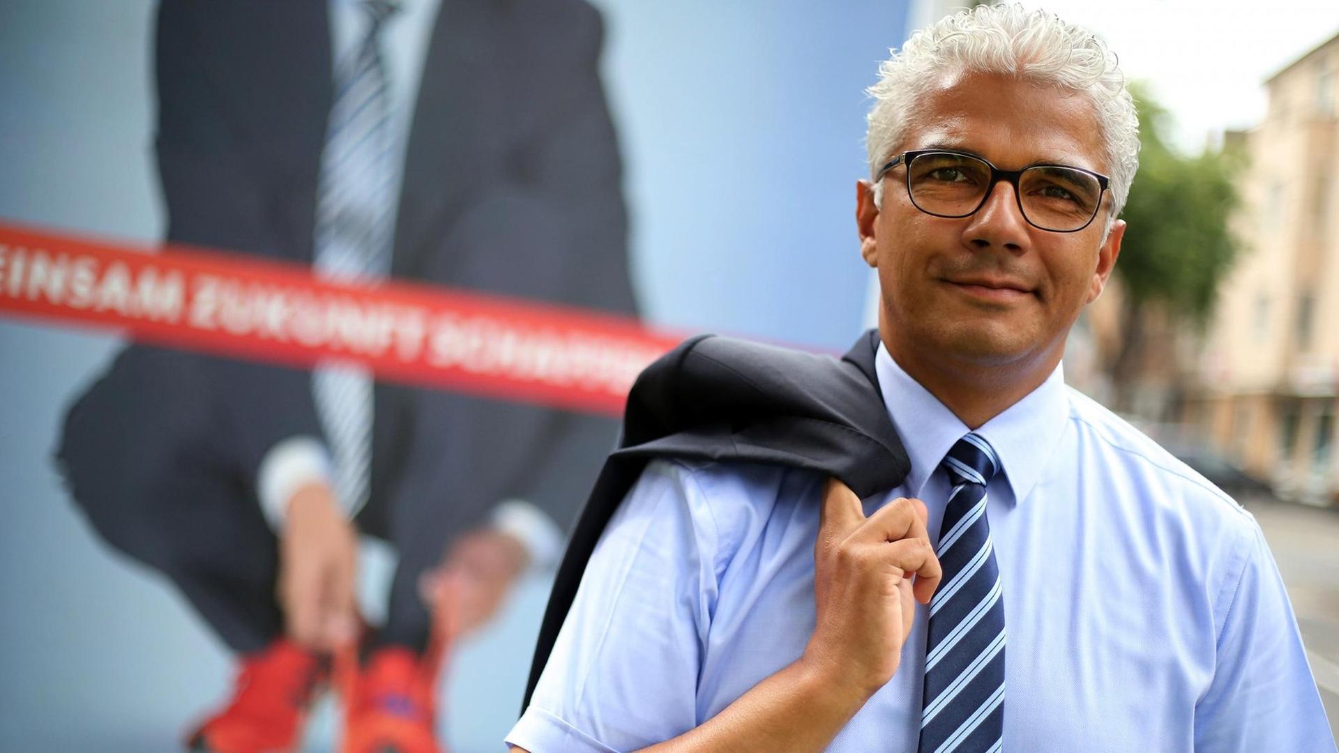 Der Bonner CDU-Politiker Ashok-Alexander Sridharan ist erster Oberbürgermeister mit Migrationshintergrund. Der Bonner CDU-Politiker Ashok-Alexander Sridharan ist erster Oberbürgermeister mit Migrationshintergrund.