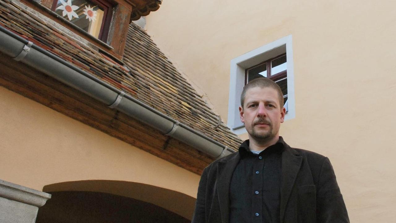 Götz Kubitschek vor seinem 700 Jahre alten Rittergut in Schnellroda. Götz Kubitschek vor seinem 700 Jahre alten Rittergut in Schnellroda.