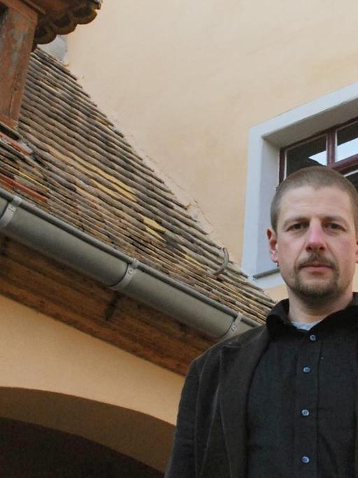 Götz Kubitschek vor seinem 700 Jahre alten Rittergut in Schnellroda.