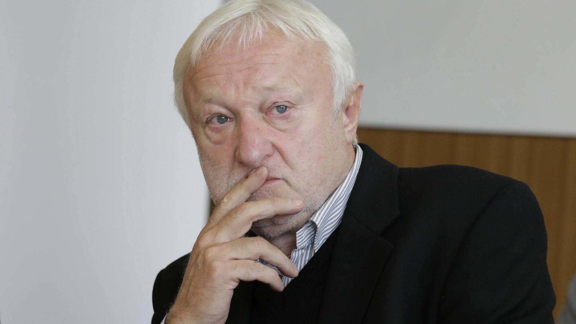 Werner Schulz blickt nachdenklich Werner Schulz blickt nachdenklich