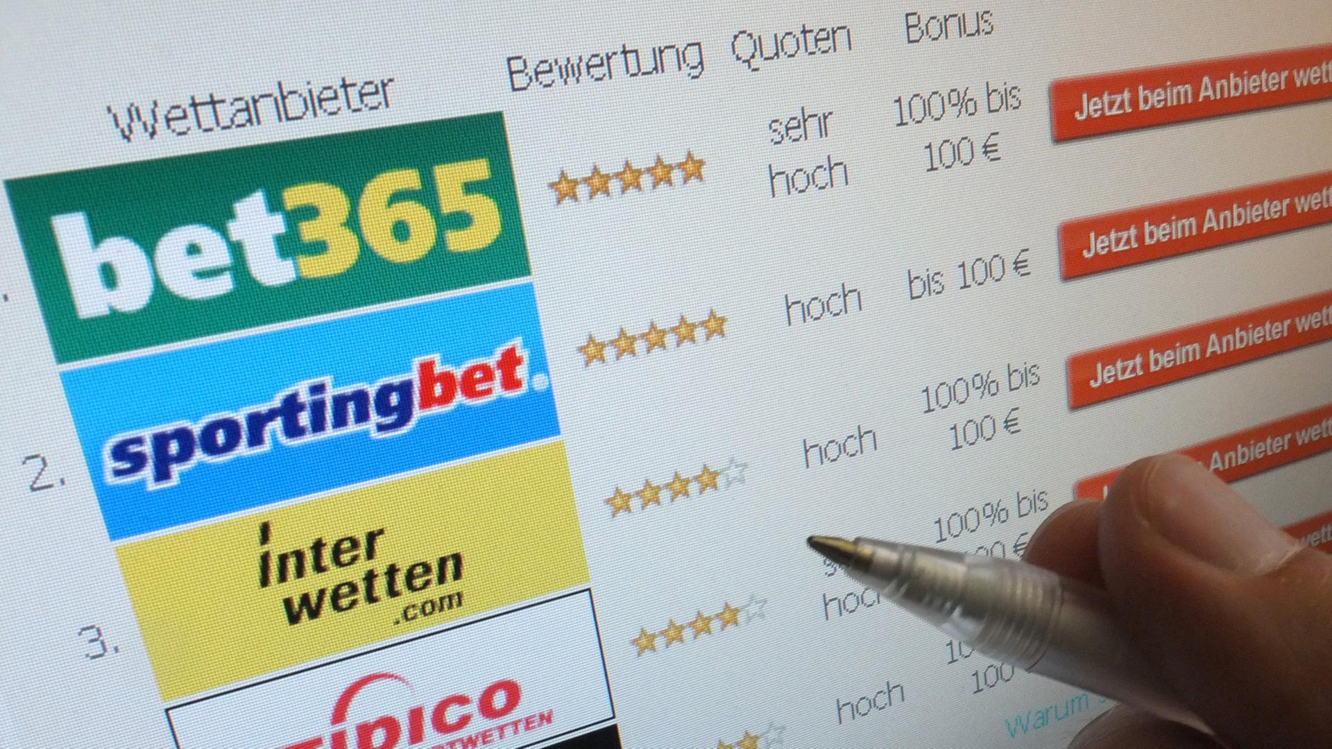 Ein Mann schaut sich eine Internetseite für Online-Wetten an. Ein Mann schaut sich eine Internetseite für Online-Wetten an.