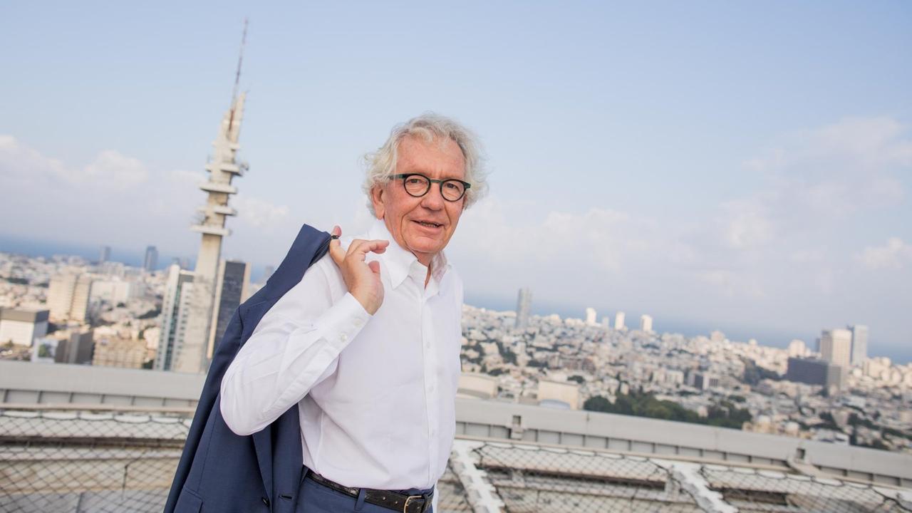Porträt von Stephan Holthoff-Pförtner auf dem Dach des israelischen Verteidigungsministeriums. Porträt von Stephan Holthoff-Pförtner auf dem Dach des israelischen Verteidigungsministeriums.