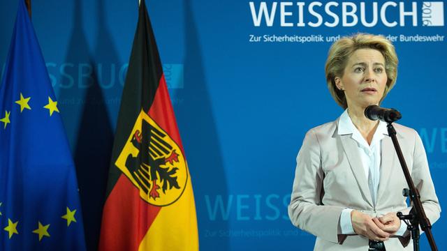 Bundesverteidigungsministerin Ursula von der Leyen (CDU) stellt Weißbuch 2016 vor