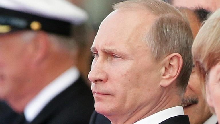 Der russische Präsident Wladimir Putin (l.) und die deutsche Kanzlerin Angela Merkel 2014 bei den Feiern im Rahmen des 70. Jubiläums des D-Days, der Landung der Alliierten in der Normandie in Frankreich.