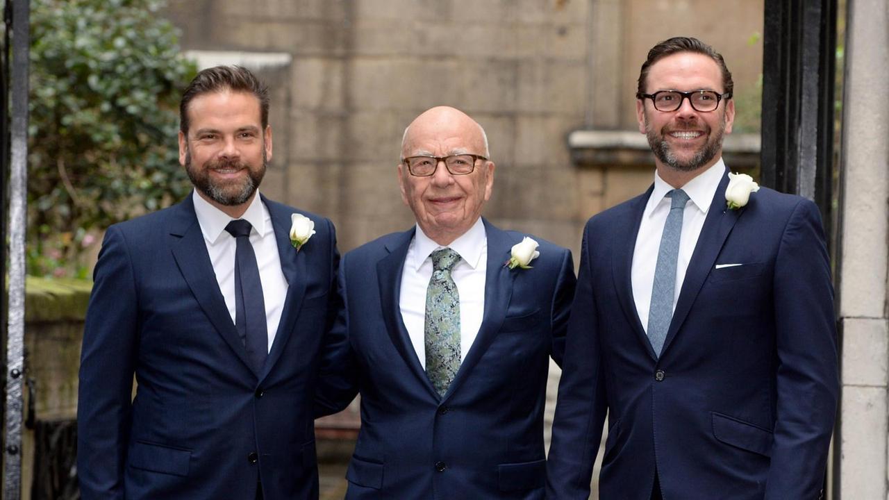 Fox News-Firmengründer Rupert Murdoch steht bei seiner Hochzeit mit Jerry Hall am 04.03.2016 in London zwischen seinen Söhnen Lachlan (links) und James. 