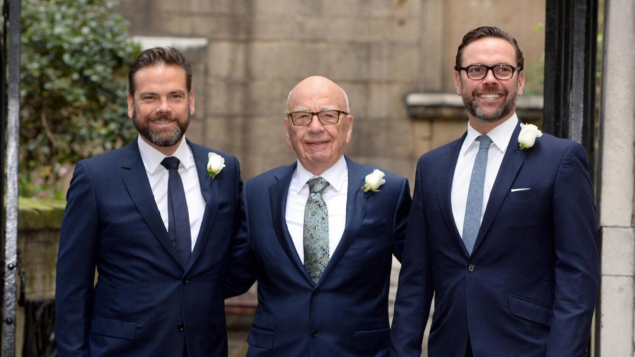 Fox News-Firmengründer Rupert Murdoch steht bei seiner Hochzeit mit Jerry Hall am 04.03.2016 in London zwischen seinen Söhnen Lachlan (links) und James. Fox News-Firmengründer Rupert Murdoch steht bei seiner Hochzeit mit Jerry Hall am 04.03.2016 in London zwischen seinen Söhnen Lachlan (links) und James.