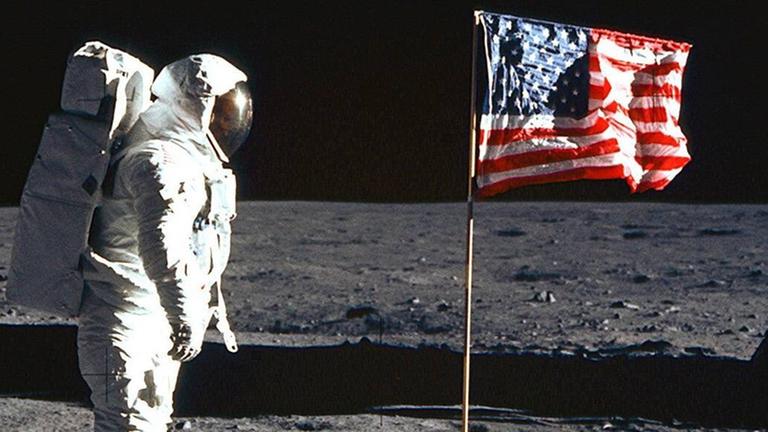Astronaut Buzz Edwin Eugene Aldrin (USA) neben der amerikanischen Fahne auf dem Mond während der Mission Apollo 11.