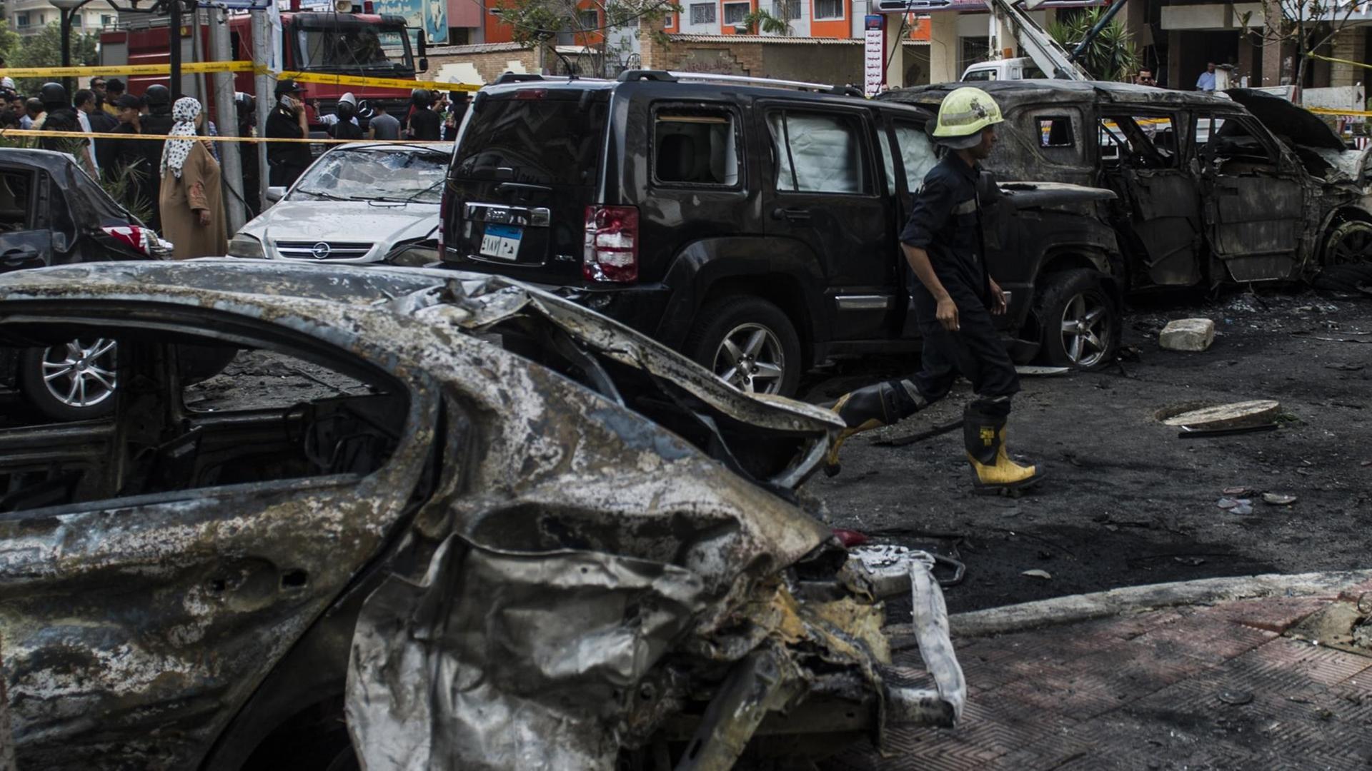 Der ägyptische Generalstaatsanwalt Hischam Barakat starb an den Folgen eines Bombenanschlags in Kairo. Der ägyptische Generalstaatsanwalt Hischam Barakat starb an den Folgen eines Bombenanschlags in Kairo.