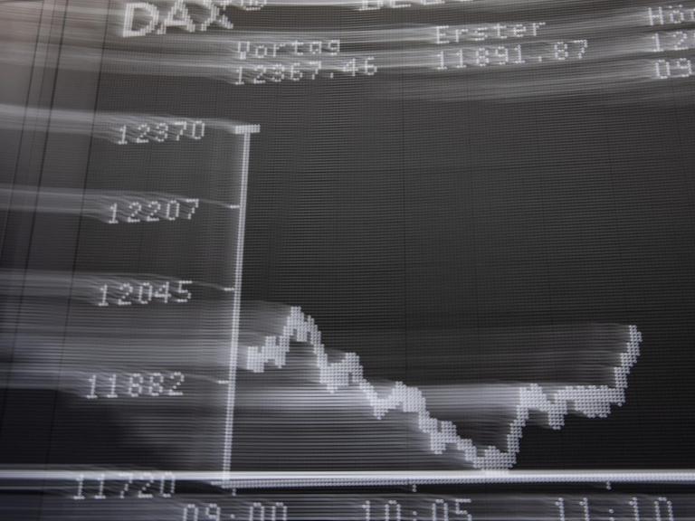 28.02.2020, Hessen, Frankfurt/Main: Die DAX-Kurve an der Frankfurter Börse (Fotografiert mit Wischeffekt). Der wichtigste Deutsche Leitindex Dax ist am morgen um mehr als 5 Prozent gefallen. Die Sorgen um eine Corona-Epidemie belasten seit Tagen weltweit die Finanzmärkte. Foto: Boris Roessler/dpa | Verwendung weltweit