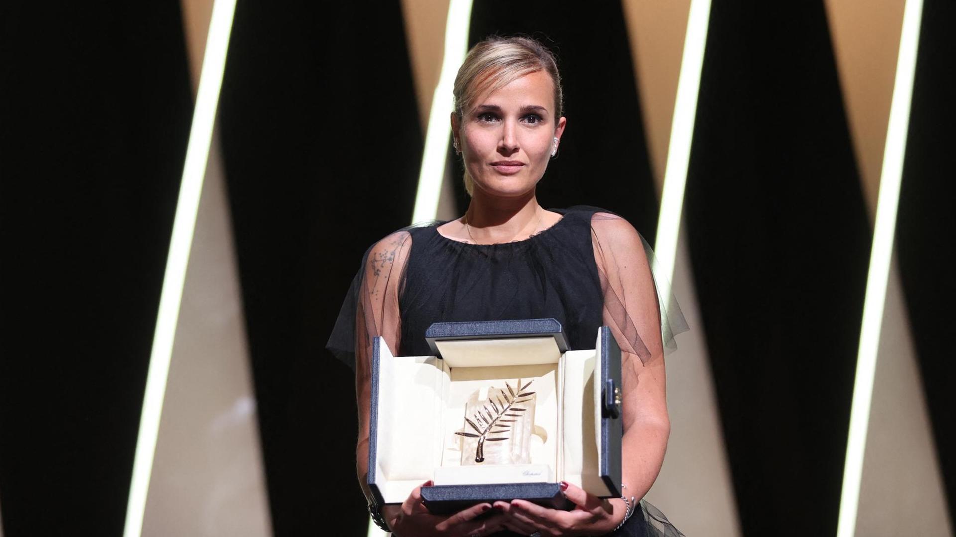 Julia Ducournau hält ihren Preis in die Kamera. Julia Ducournau hält ihren Preis in die Kamera.