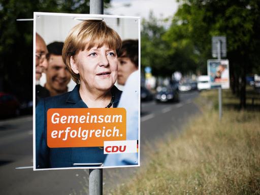 Wahlkampf in Deutschland: Plakat mit Angela Merkel 