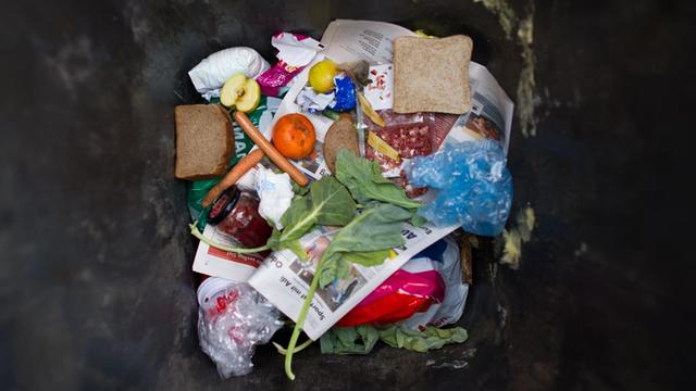 Lebensmittel liegen am Dienstag (13.03.2012) in einer Mülltonne in Frankfurt (Oder)