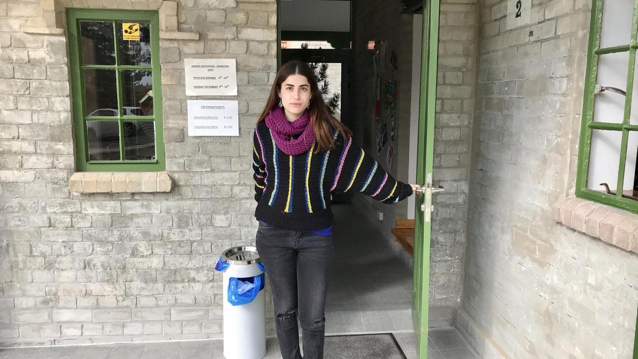 Konstantina Theofylactou vor dem Eingang des Geoparks im Troodos Gebirge. Konstantina Theofylactou vor dem Eingang des Geoparks im Troodos Gebirge.