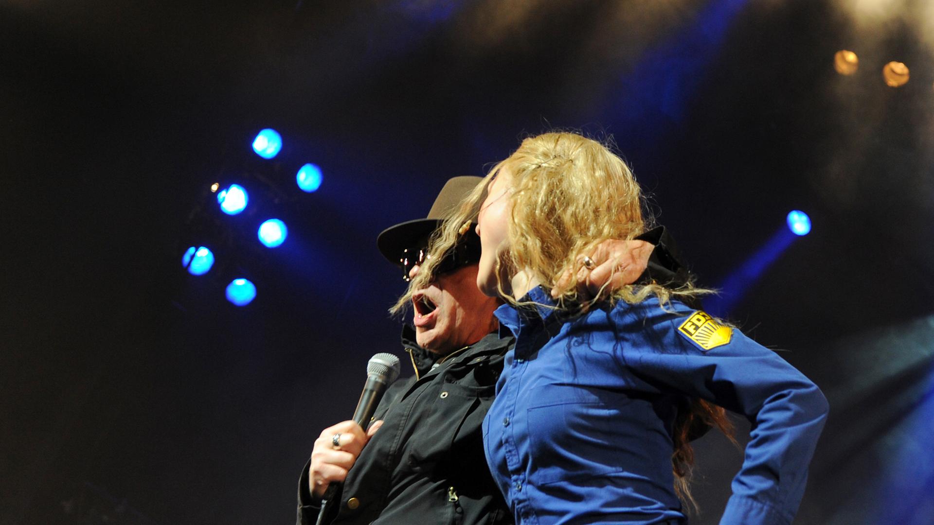 Der Musiker Udo Lindenberg und die Darstellerin Josephin Busch treten gemeinsam am Mittwoch (14.09.2011) in Berlin auf der Bühne des Theaters am Potsdamer Platz im Musical "Hinterm Horizont" auf. Lindenberg stellte eine Unterrichtsbroschüre für Lehrer in Der Musiker Udo Lindenberg und die Darstellerin Josephin Busch treten gemeinsam am Mittwoch (14.09.2011) in Berlin auf der Bühne des Theaters am Potsdamer Platz im Musical "Hinterm Horizont" auf. Lindenberg stellte eine Unterrichtsbroschüre für Lehrer in