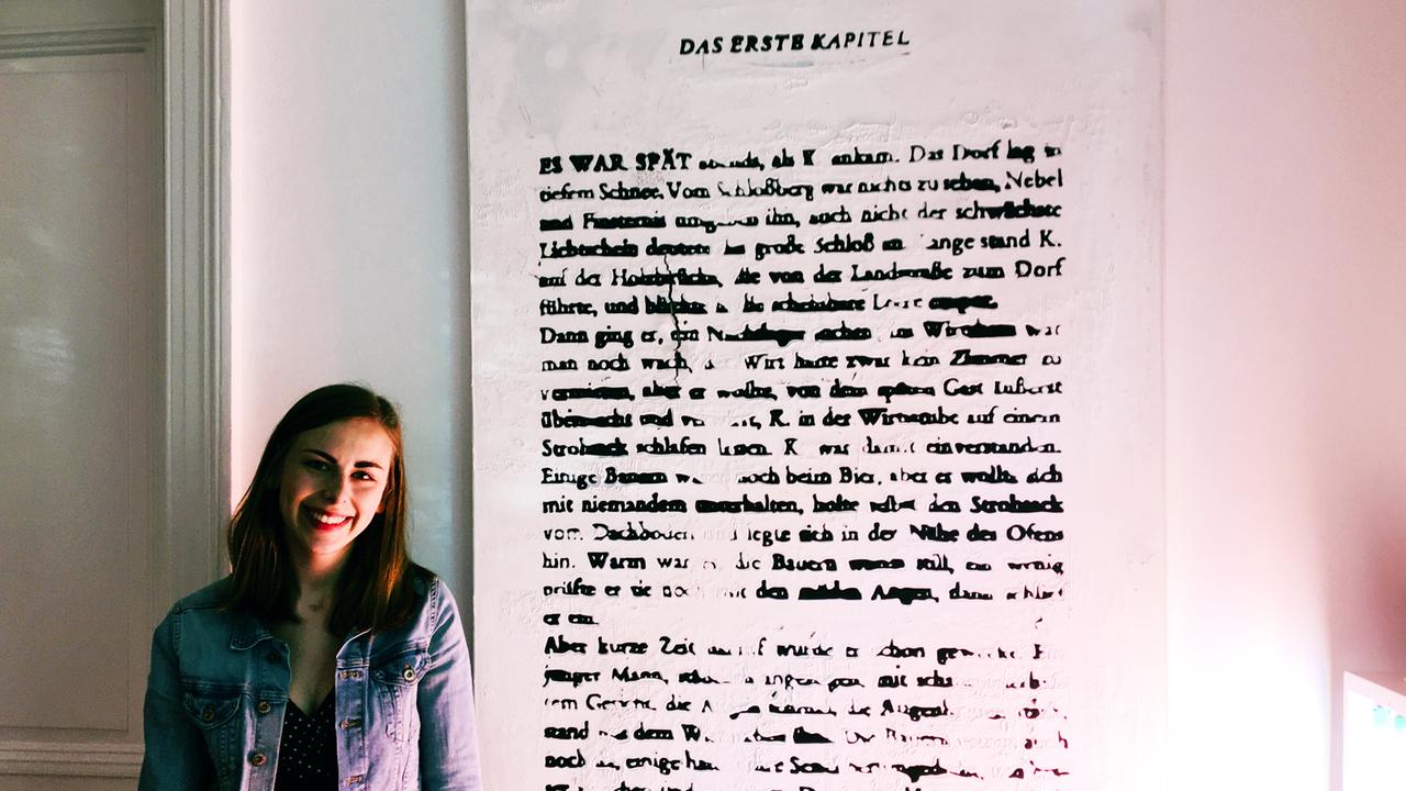 Germanistik-Studentin Lena Reich vor Kafka-Text. Germanistik-Studentin Lena Reich vor Kafka-Text.