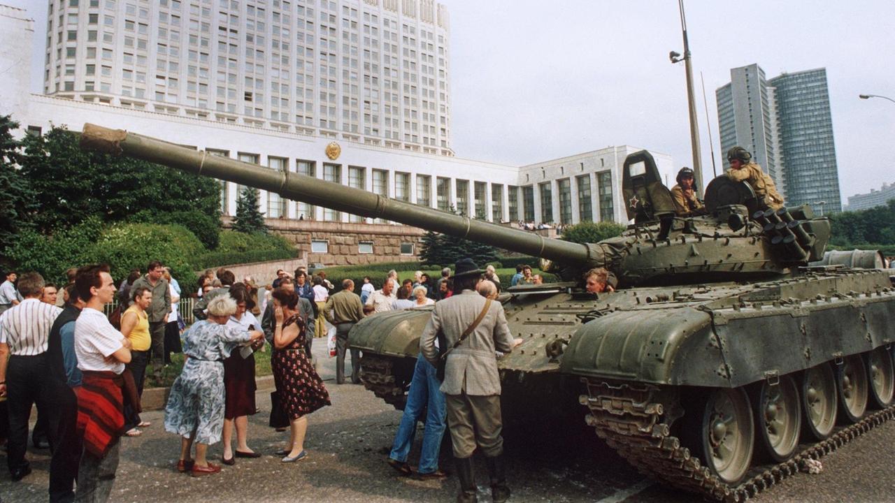 Die Moskauer Bevölkerung leistet am 19. August 1991 Widerstand gegen einrollende Panzer der Roten Armee vor dem russischen Regierungsgebäude, dem "Weissen Haus". Ein achtköpfiges "Notstandskomitee", angeführt vom Vizepräsidenten Gennadi Janajew, übernahm am 19. August die Macht und stellte den sowjetischen Präsidenten Michail Gorbatschow in dessen Feriensitz auf der Krim unter Hausarrest. Nach massivem Widerstand der Bevölkerung gaben die Putschisten am 21. August 1991 auf, am 22. August kehrte Gorbatschow nach Moskau zurück