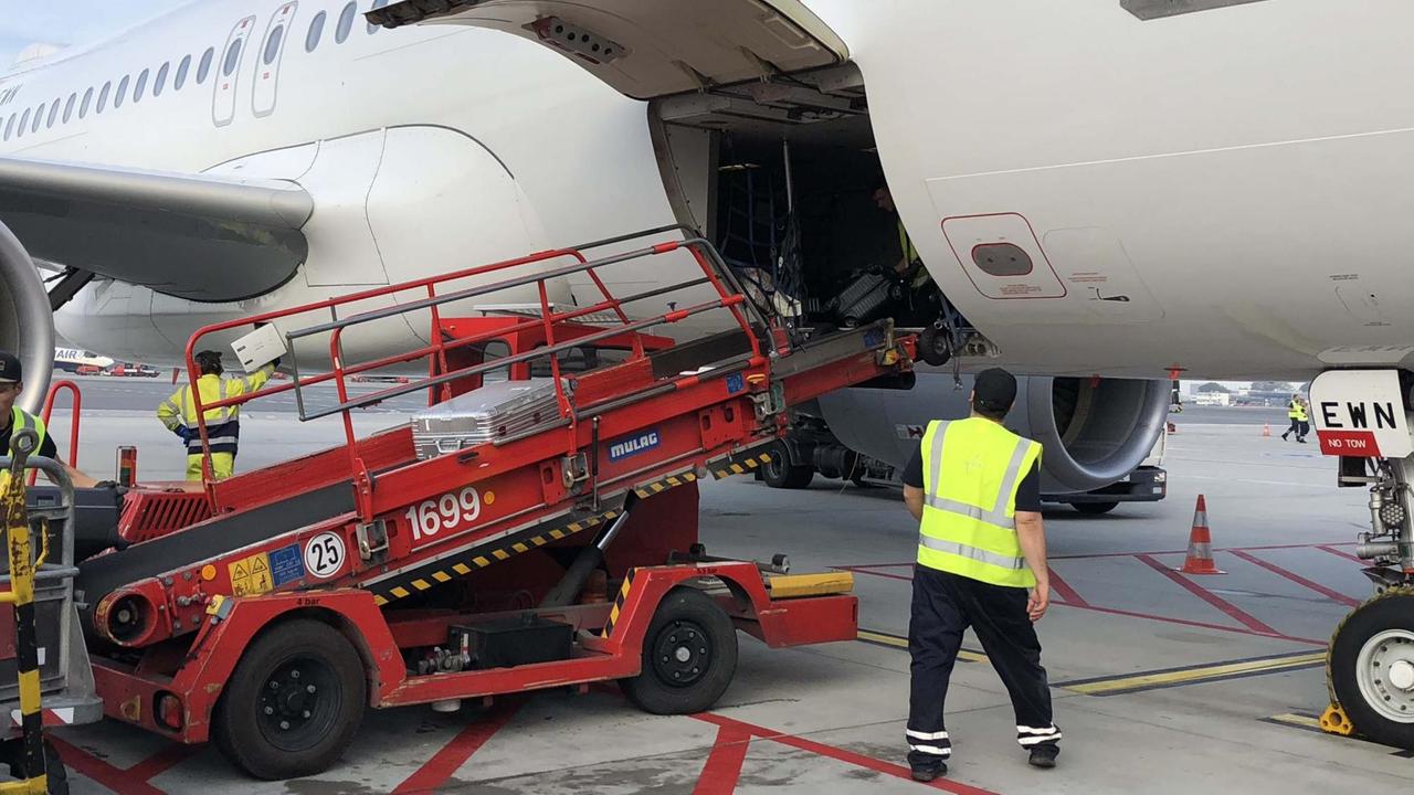 Ein Gepäckförderband steht an einem Flugzeug auf dem Hamburger Flughafen.