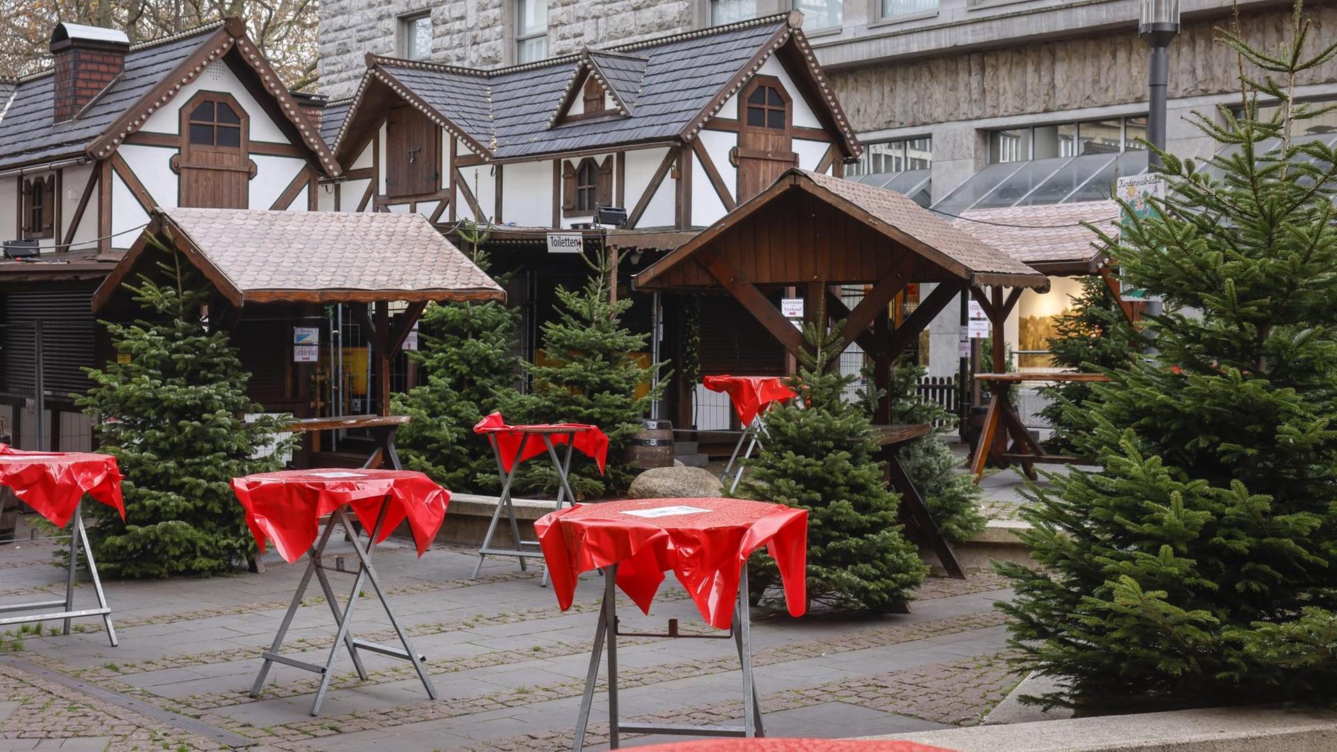 Aufnahme aus der Essener Innenstadt mit dem ungeöffneten traditionellen Weihnachtsmarkt Aufnahme aus der Essener Innenstadt mit dem ungeöffneten traditionellen Weihnachtsmarkt