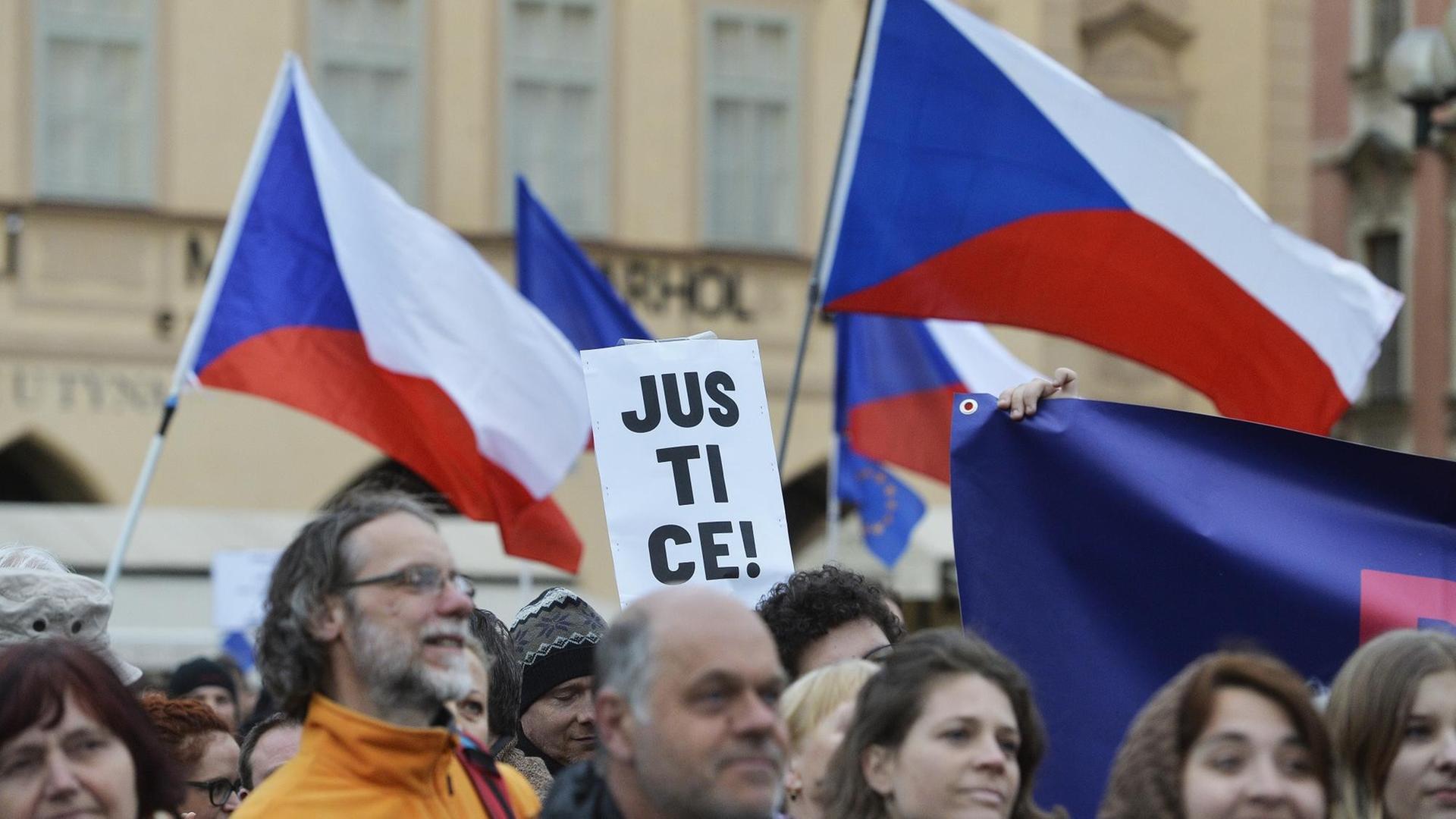 Erneute Proteste für eine unabhängige Justiz in Prag Erneute Proteste für eine unabhängige Justiz in Prag