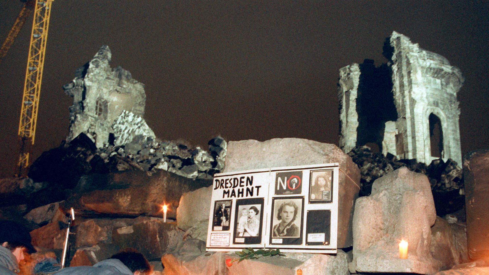Dresdner Bürger stellen am 13. Februar 1993 brennende Kerzen an die Ruine der Frauenkirche auf dem Neumarkt. Sie gedenken der am 13. und 14. Februar 1945 bei allierten Luftangriffen ums Leben gekommenen mehr als 45 000 Menschen. Auf den zahlreichen Veranstaltungen zum 48. Jahrestag der Zerstörung Dresdens rufen sie außerdem zur Beendigung des Völkermordes in Bosnien-Herzegowina auf.