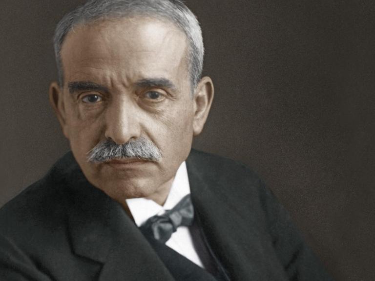 Ein digital nachkoloriertes Porträtfoto zeigt Aby Warburg um 1925.