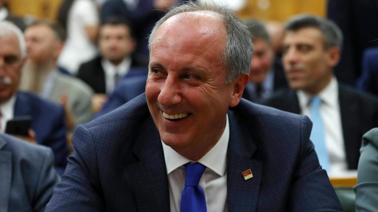 Muharram Ince, Präsidentschaftskandidat und Fraktionsvorsitzende der größten Oppositionspartei in der Türkei - der CHP. Er sitzt lachend im Plenum. Muharram Ince, Präsidentschaftskandidat und Fraktionsvorsitzende der größten Oppositionspartei in der Türkei - der CHP. Er sitzt lachend im Plenum.