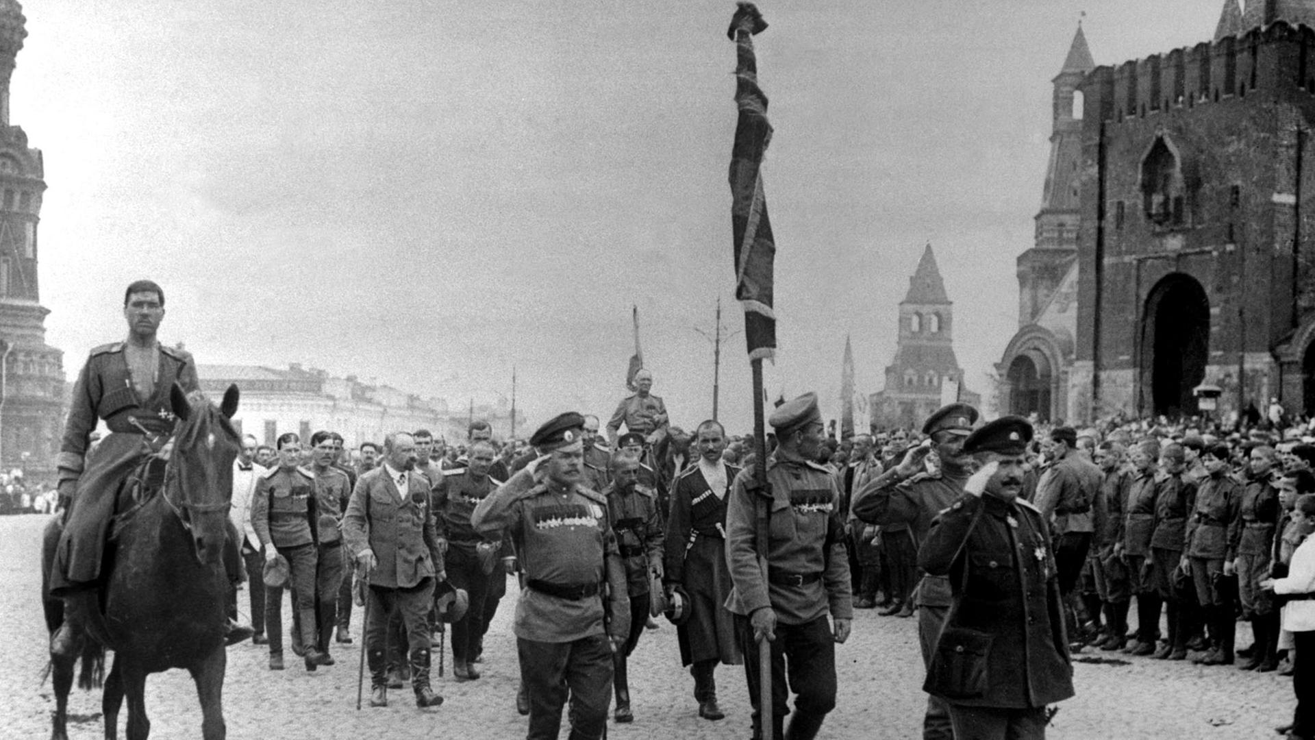 Eine Militäreinheit marschiert Richtung Moskauer Innenstadt vor ihrem Abtransport an die Front, 1917 Eine Militäreinheit marschiert Richtung Moskauer Innenstadt vor ihrem Abtransport an die Front, 1917