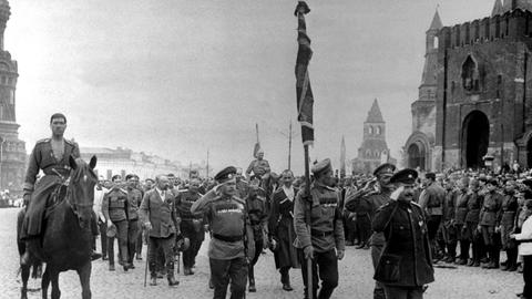 Eine Militäreinheit marschiert Richtung Moskauer Innenstadt vor ihrem Abtransport an die Front, 1917