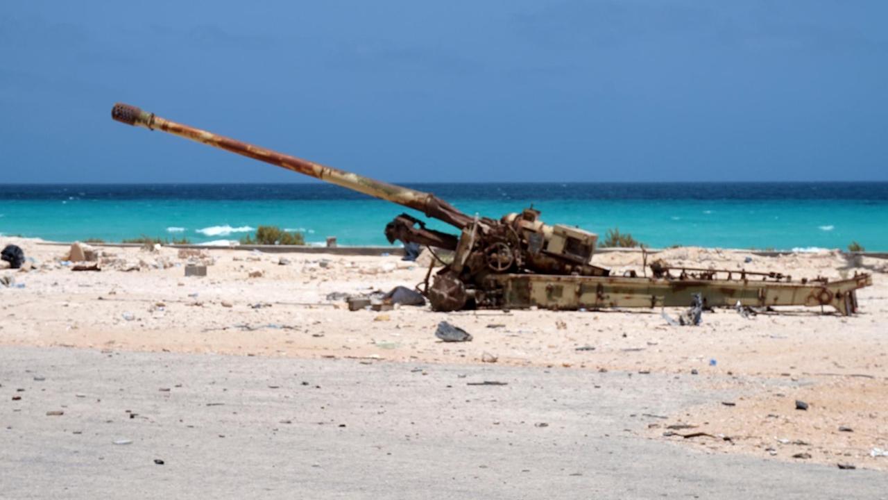 Ein Artilleriegeschütz in der Nähe der libyschen Stadt Sirte Ein Artilleriegeschütz in der Nähe der libyschen Stadt Sirte