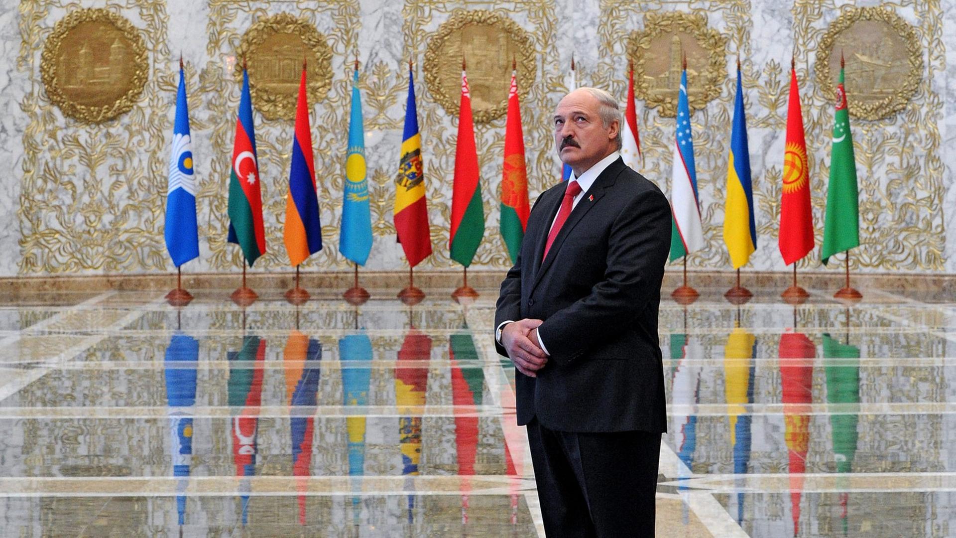 Der weißrussische Staatschef Alexander Lukashenko im Präsidentpalast. Der weißrussische Staatschef Alexander Lukashenko im Präsidentpalast.