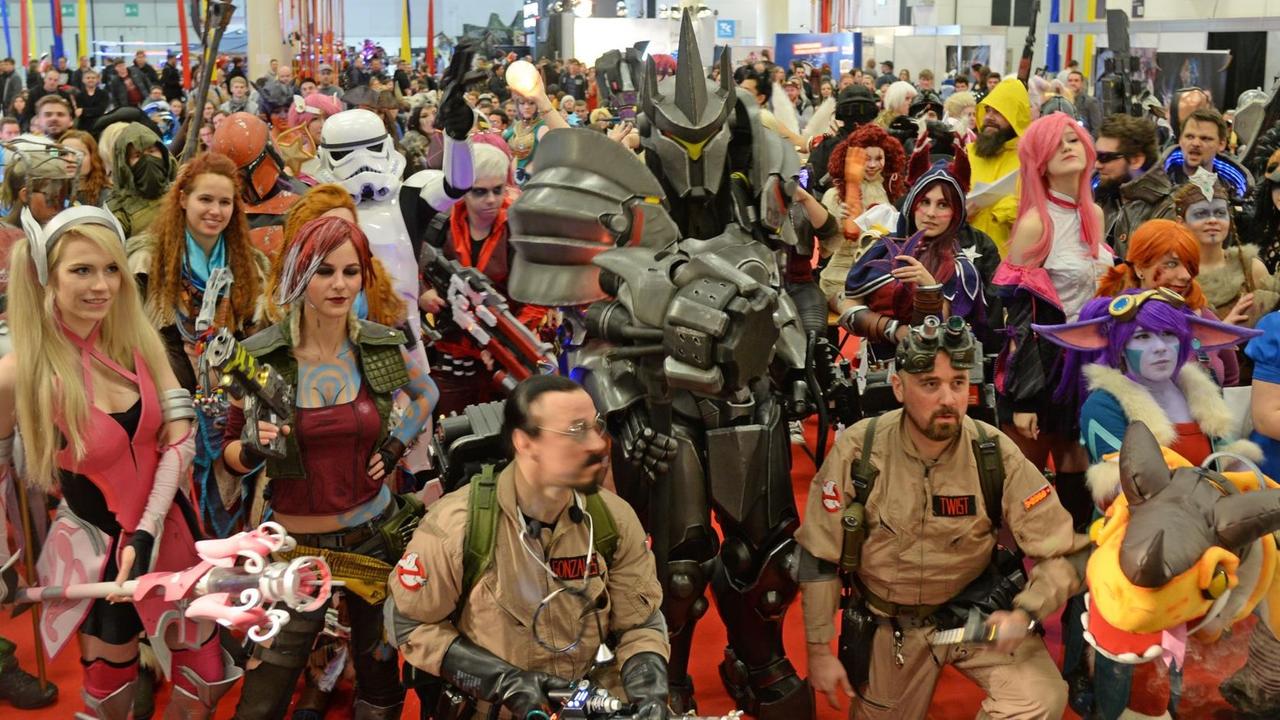 Als Fantasy- und Science-Fiction-Figuren verkleidete Spielerinnen und Spieler auf einer Spielemesse in Hamburg. Als Fantasy- und Science-Fiction-Figuren verkleidete Spielerinnen und Spieler auf einer Spielemesse in Hamburg.