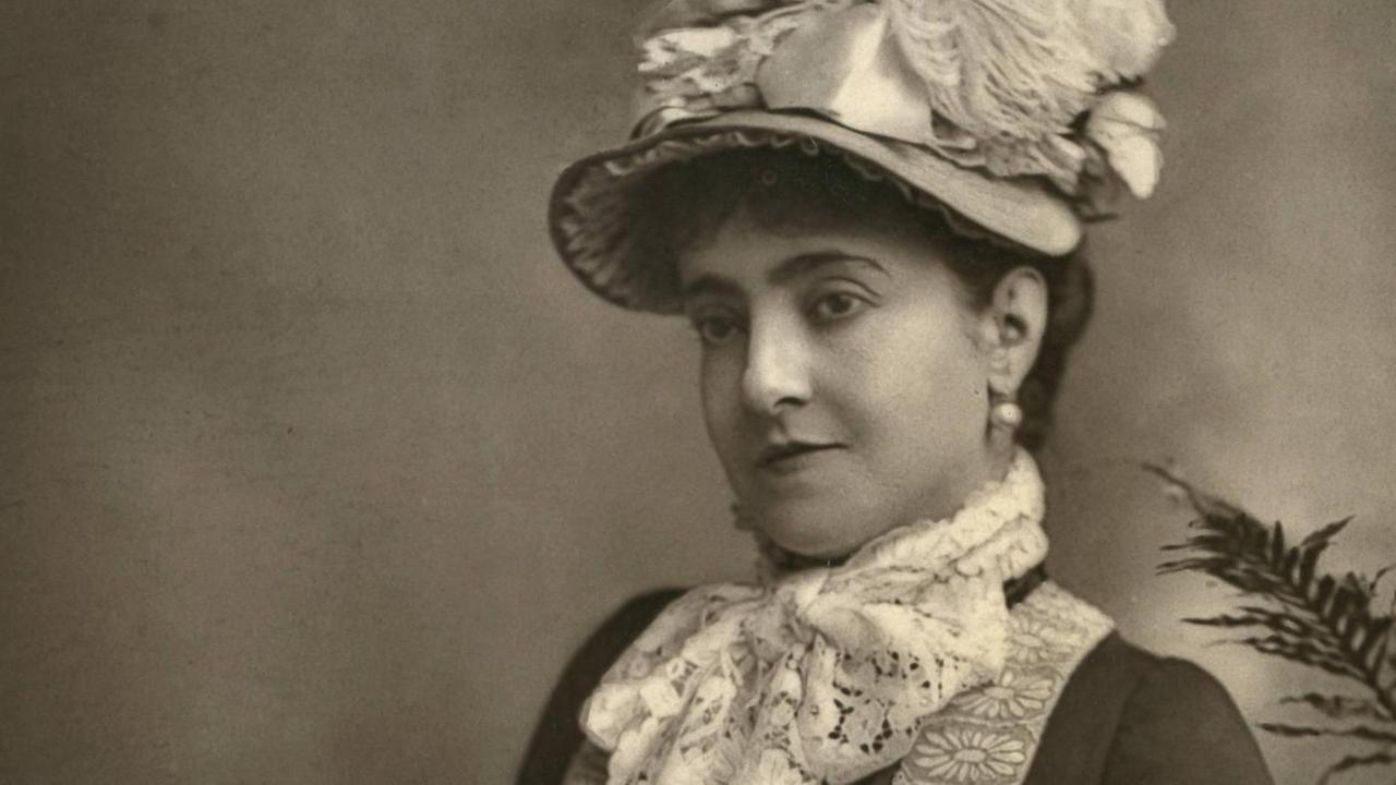 Eine Fotografie der italienischen Operndiva Adelina Patti, auf der sie einen Hut trägt. Die Aufnahme ist aus dem Jahr 1882. Sie ist zu dem Zeitpunkt ungefähr 39 Jahre alt. Eine Fotografie der italienischen Operndiva Adelina Patti, auf der sie einen Hut trägt. Die Aufnahme ist aus dem Jahr 1882. Sie ist zu dem Zeitpunkt ungefähr 39 Jahre alt.