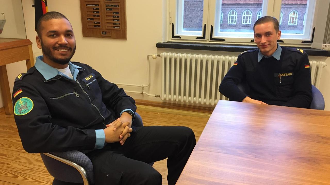 Joel Belleau (links) und Lukas Jakstadt lassen sich an der Marineschule in Mürwik zu Offiizieren ausbilden, 100 Jahre Matrosenaufstand von Johannes Kulms, 1. November 2018 Joel Belleau (links) und Lukas Jakstadt lassen sich an der Marineschule in Mürwik zu Offiizieren ausbilden, 100 Jahre Matrosenaufstand von Johannes Kulms, 1. November 2018