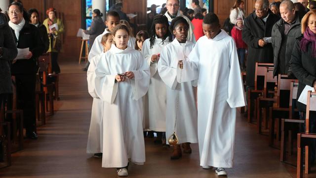 Junge Messdiener in der Kirche Notre Dame du Val in Bussy-Saint-Georges