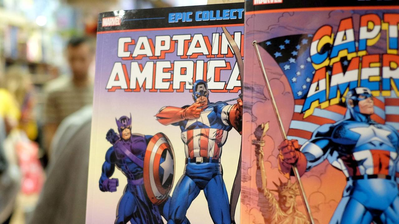 Captain America Comics von Marvel, aufgenommen am 24.7.2015 im Comicshop Forbidden Planet International im schottischen Glasgow Captain America Comics von Marvel, aufgenommen am 24.7.2015 im Comicshop Forbidden Planet International im schottischen Glasgow