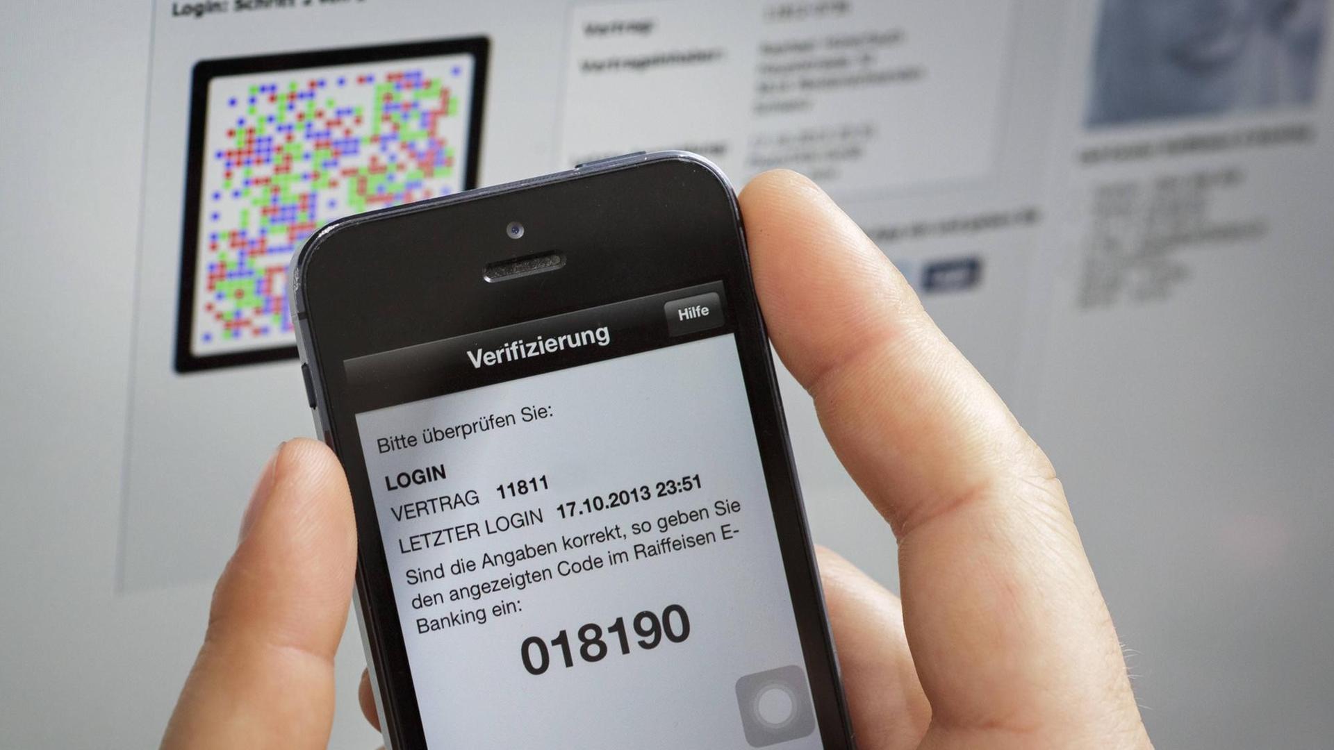 Eine Frau hält ein Handy und ihre Bankkarte in der Hand Eine Frau hält ein Handy und ihre Bankkarte in der Hand