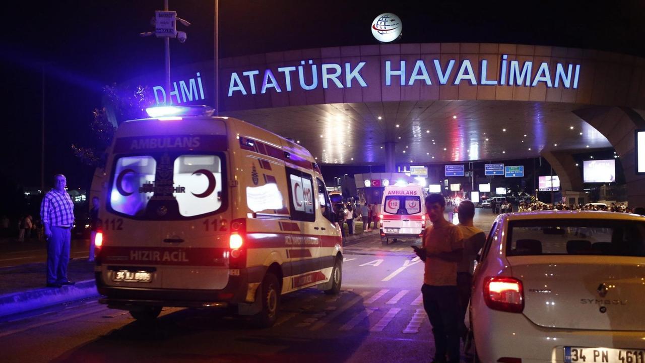 Eine Zufahrtsstraße im Dunkeln mit Notarzwagen, der auf den Flughafen Atatürk zufährt. Eine Zufahrtsstraße im Dunkeln mit Notarzwagen, der auf den Flughafen Atatürk zufährt.